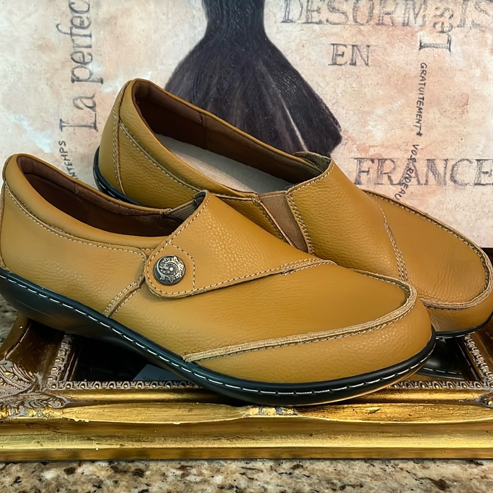 New Never Worn Terrikat Women’s Leather Comfort Loafer Size 10